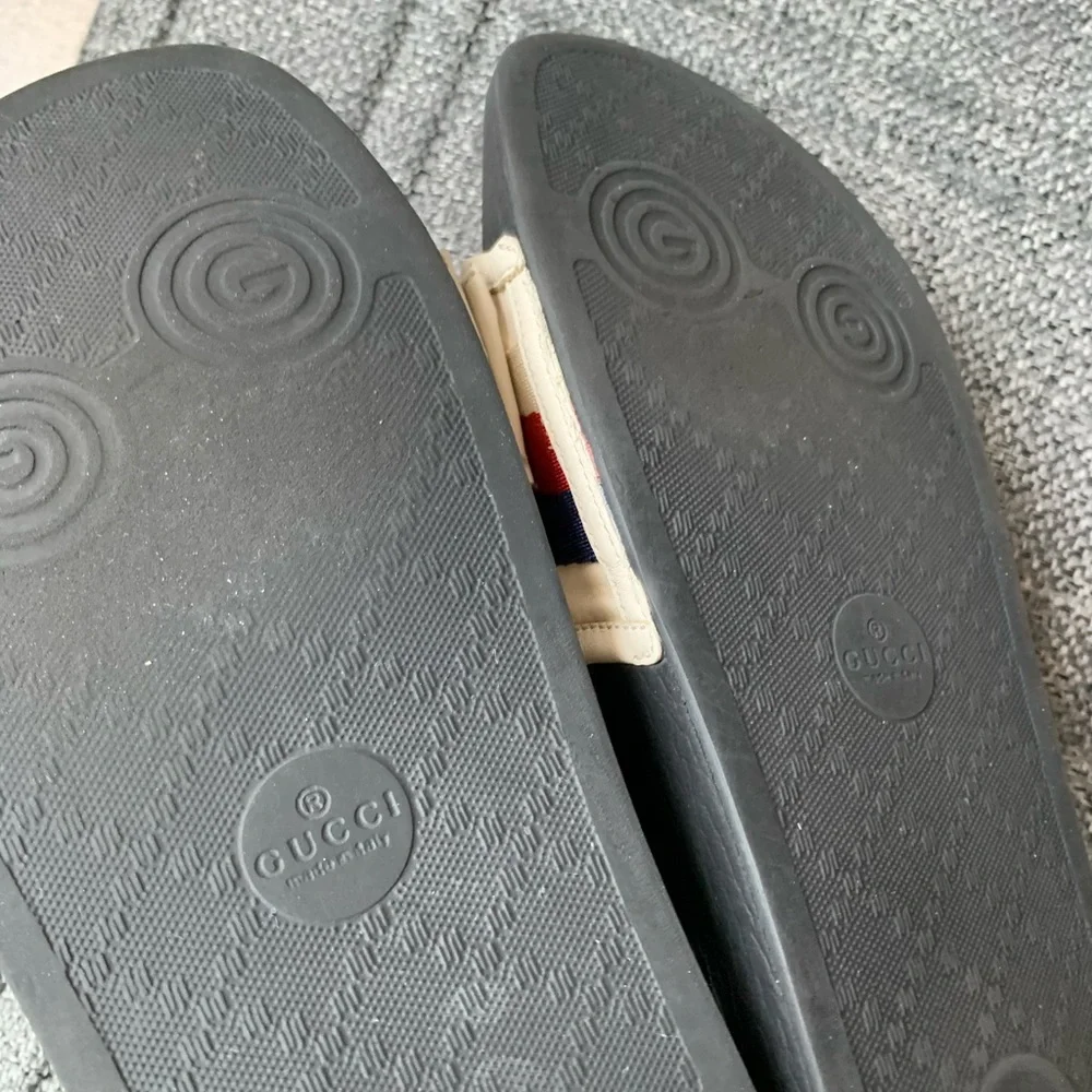 Gucci slides that have lots of life still. Needs a little cleaning. - Picture 4 of 7
